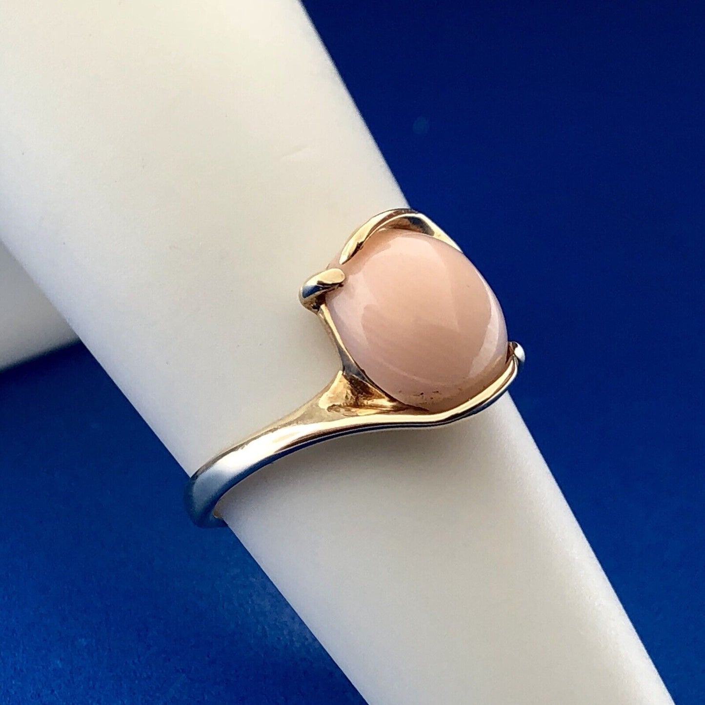Vintage 14K Yellow Gold Oval Pink Coral Solitaire Cabochon Cocktail Ring