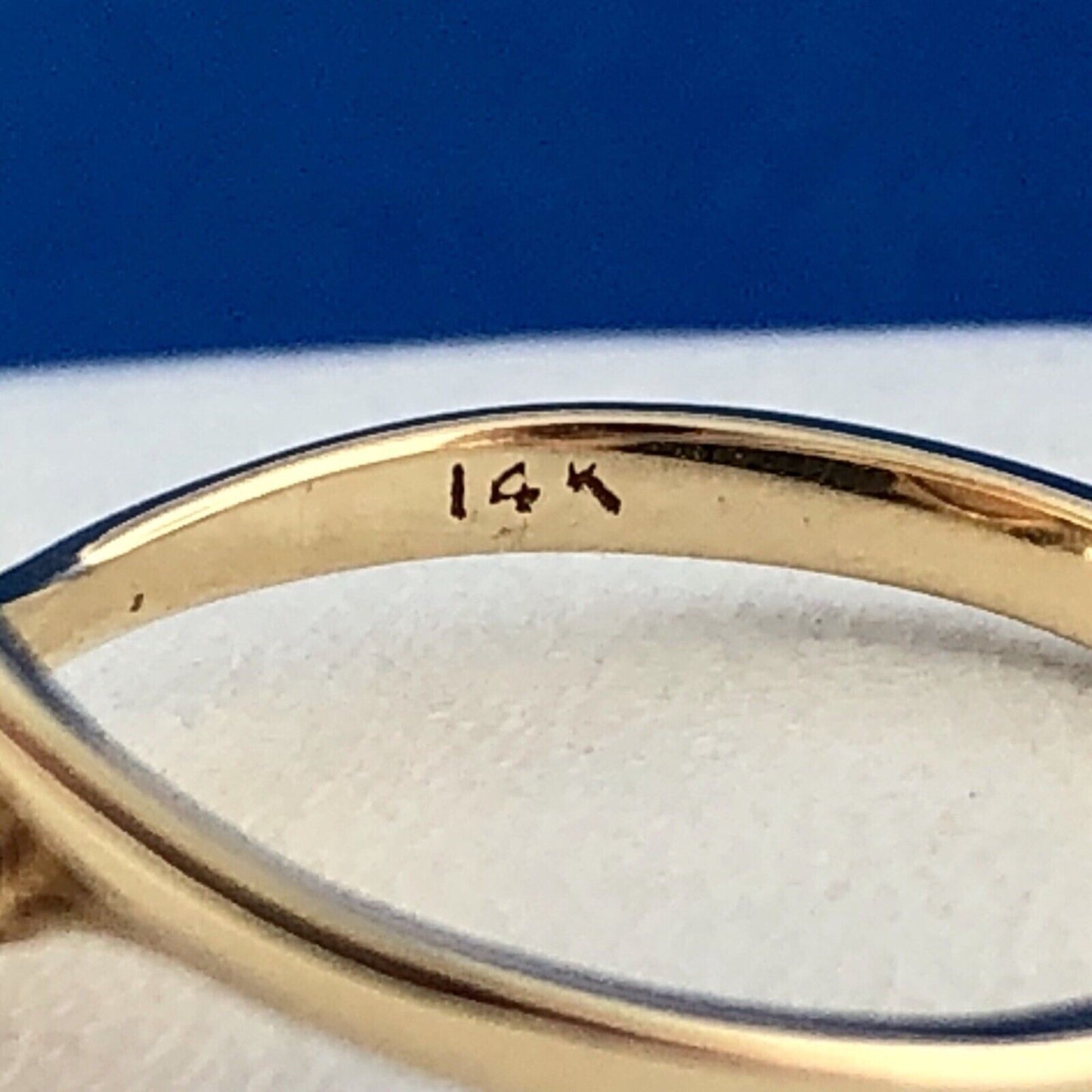 Vintage 14K Yellow Gold Oval Pink Coral Solitaire Cabochon Cocktail Ring