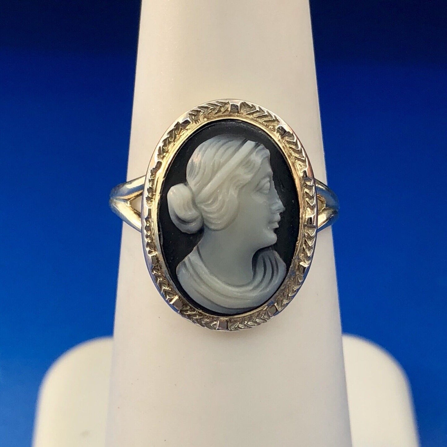 Victorian Edwardian 10K Yellow Gold Oval Black White Onyx Carved Cameo Ring