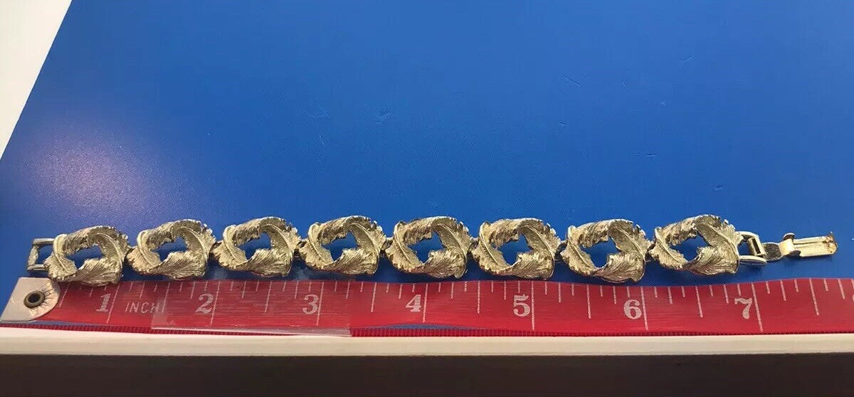 Retro Gold Tone Leaf Ribbon Wreath Circle Chunky Panel Link Bracelet