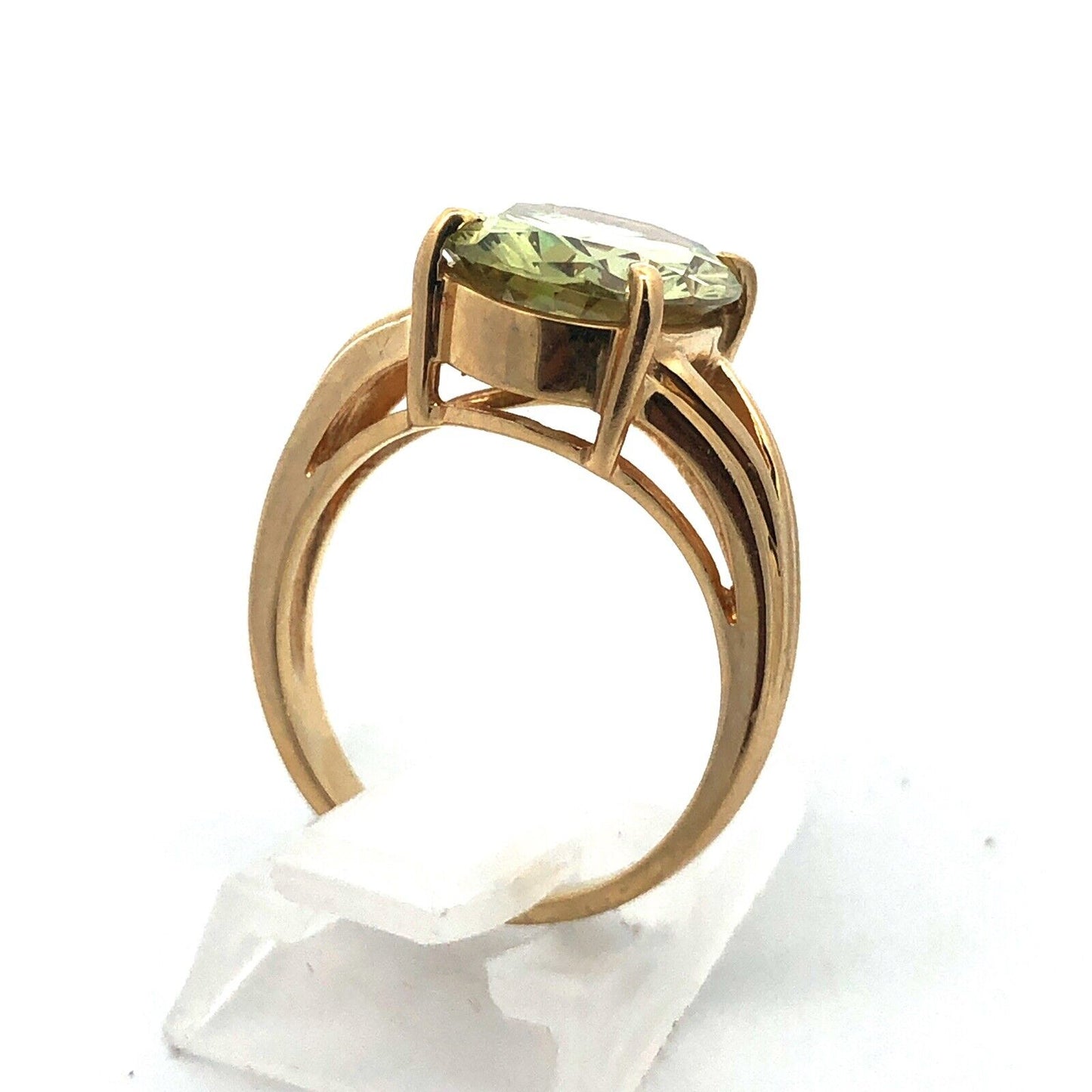 Gorgeous 14k Yellow Gold Oval Cut Green Peridot August Anniversary Ring Size 6.5
