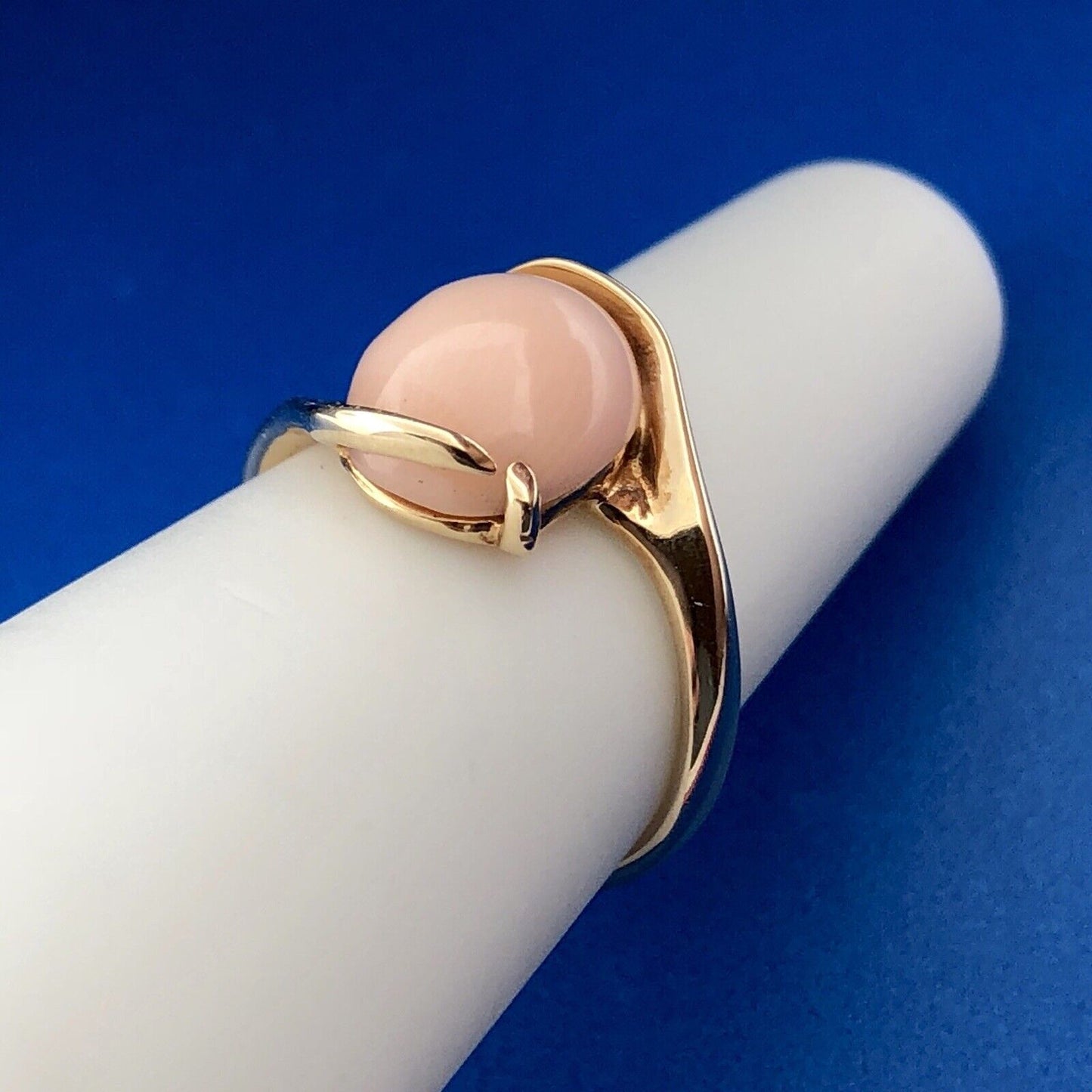Vintage 14K Yellow Gold Oval Pink Coral Solitaire Cabochon Cocktail Ring