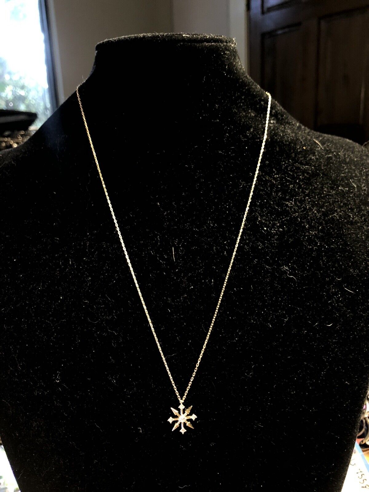 Retro 10K Yellow Gold Round Cubic Zirconia Star Burst Snowflake Pendant Necklace