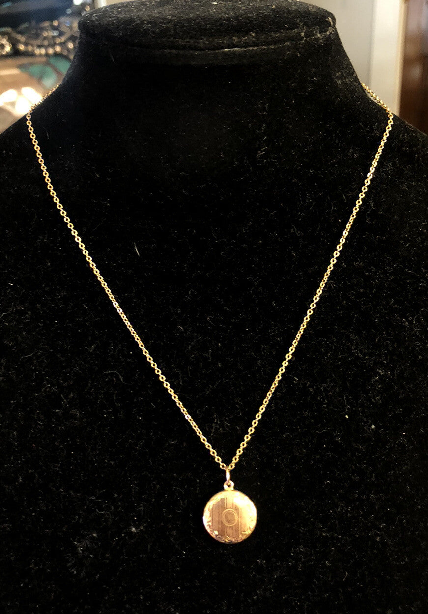 Vintage 10K Yellow Gold Round Etched Textured Pendant Chain Necklace