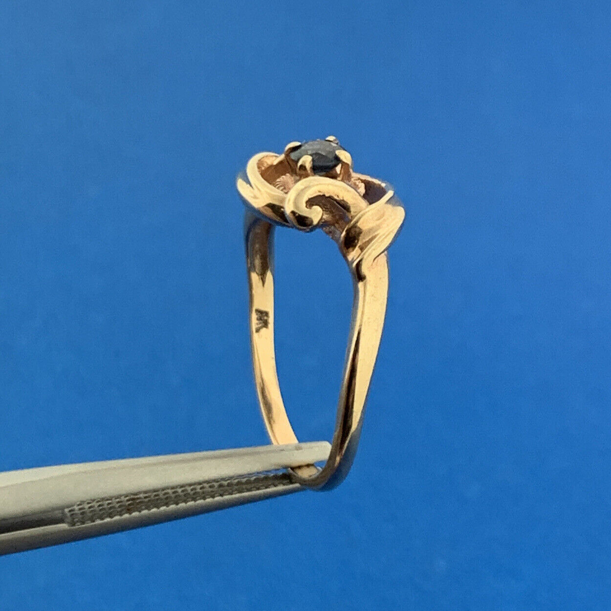 Vintage 10K Yellow Gold Sapphire Solitaire Scroll Knot September Ring