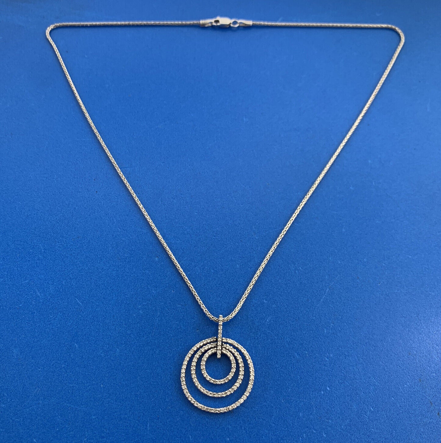 Gorgeous 14k White Gold Diamond Graduated Circle Pendant 16" Chain Necklace