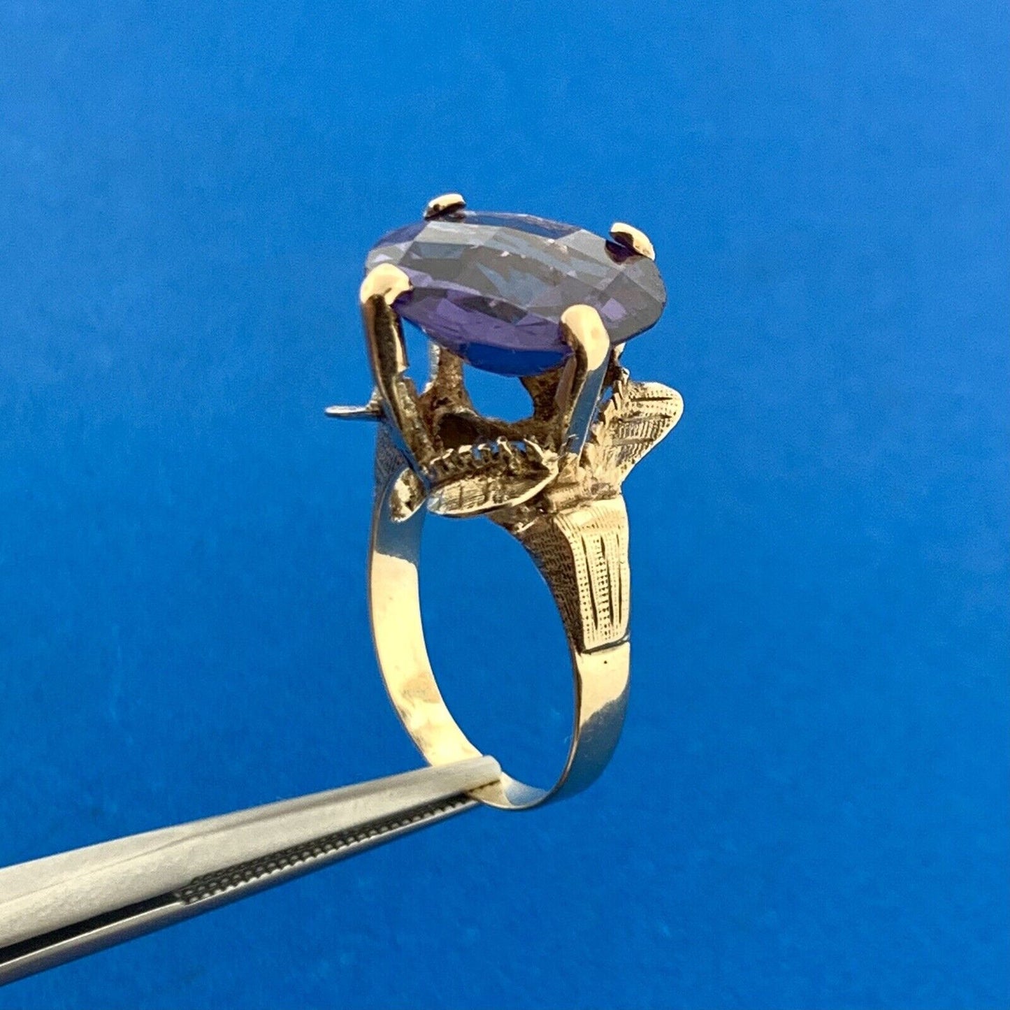 Vintage 14K Yellow Gold Round Cushion Purple Sapphire Solitaire Statement Ring