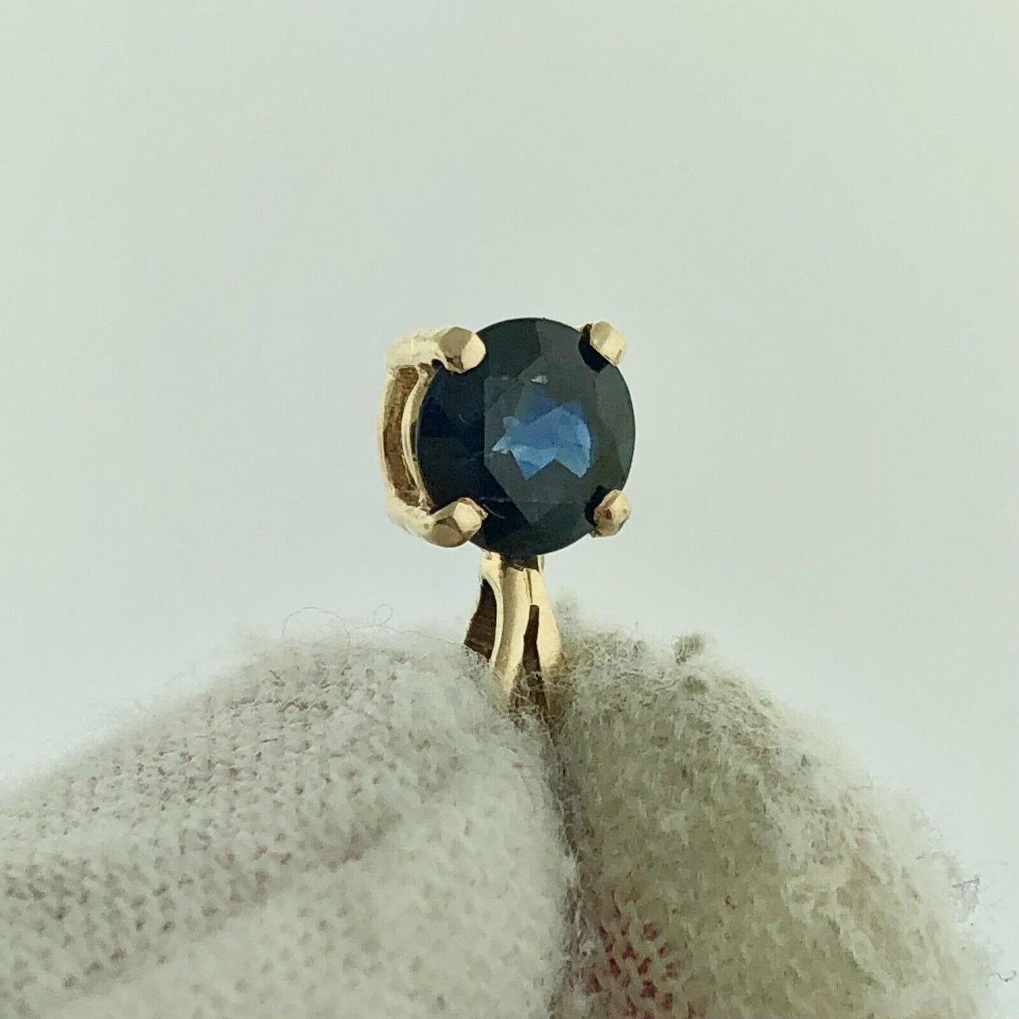 14k Yellow Gold Ladies 1.05 Carat Round Blue Sapphire Pendant