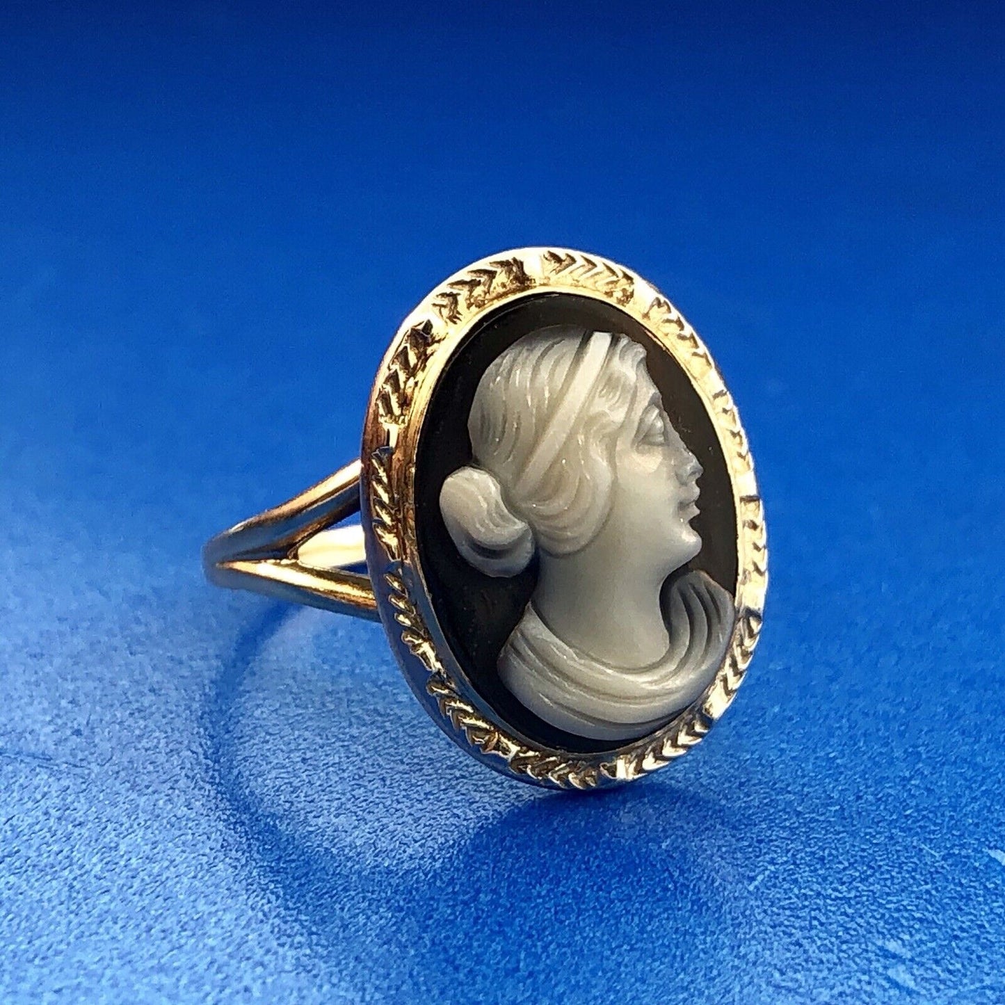 Victorian Edwardian 10K Yellow Gold Oval Black White Onyx Carved Cameo Ring