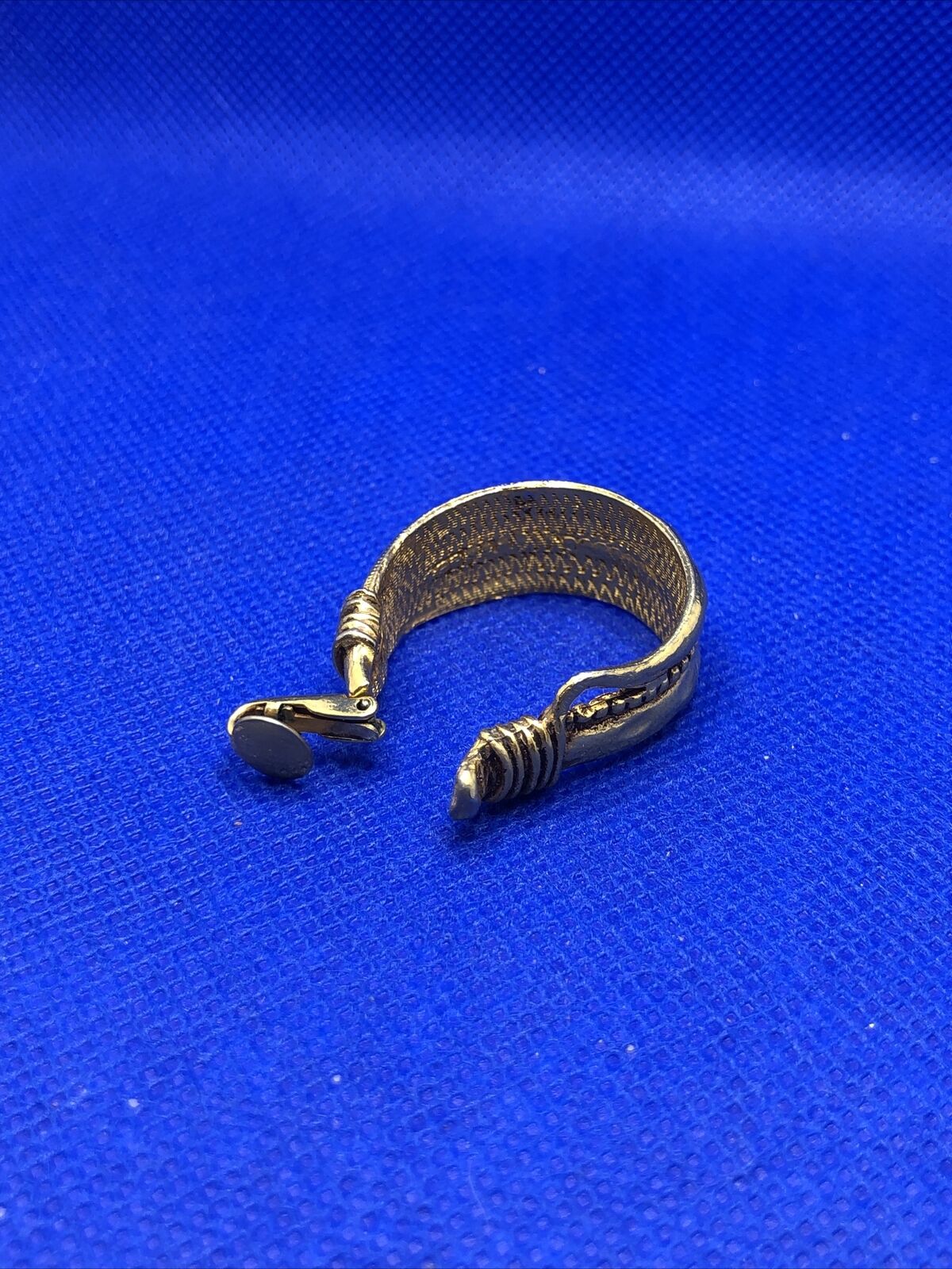 Vintage Runway Ready Gold Tone Textured Cuff Bracelet Clip-On Earrings 3 Pc Set