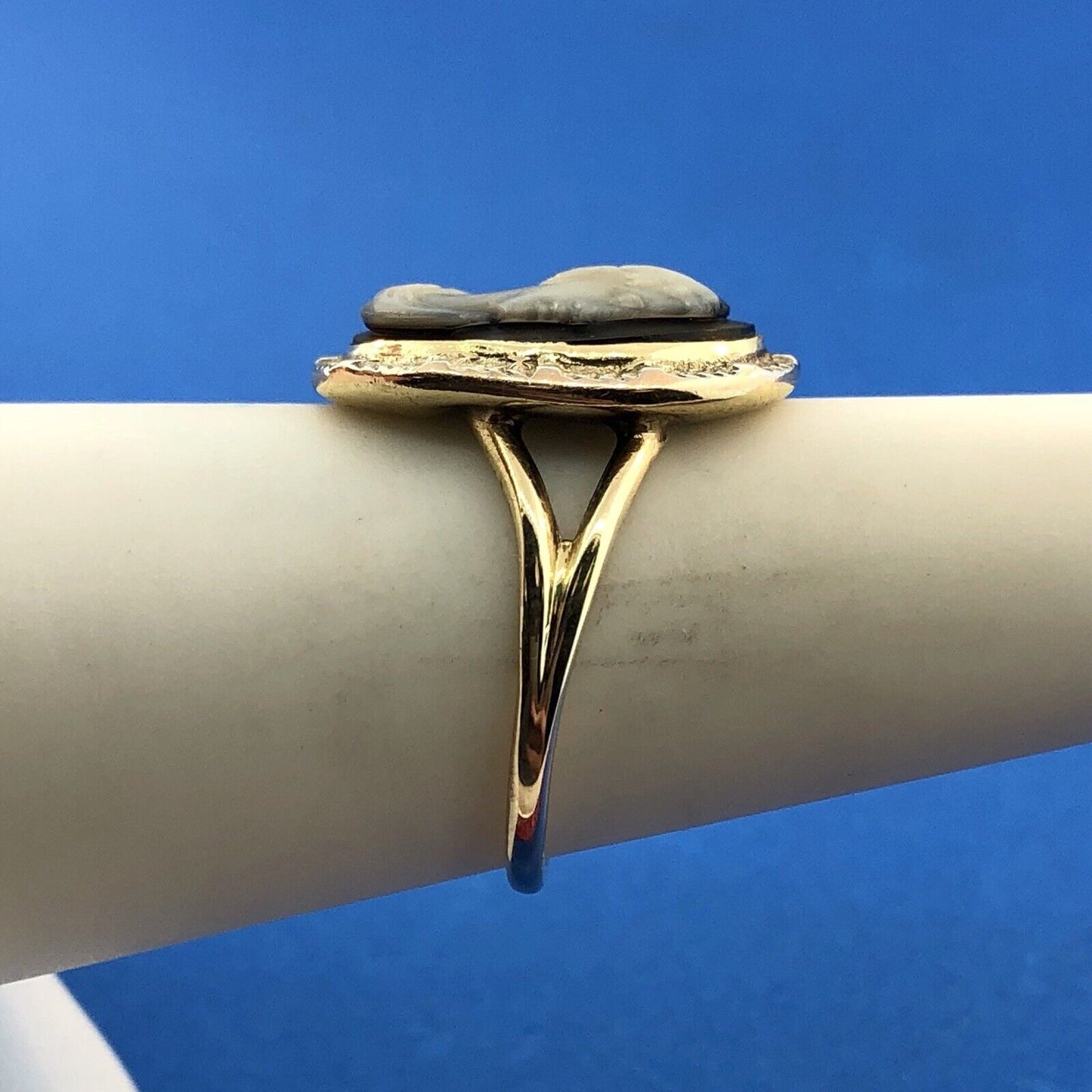 Victorian Edwardian 10K Yellow Gold Oval Black White Onyx Carved Cameo Ring