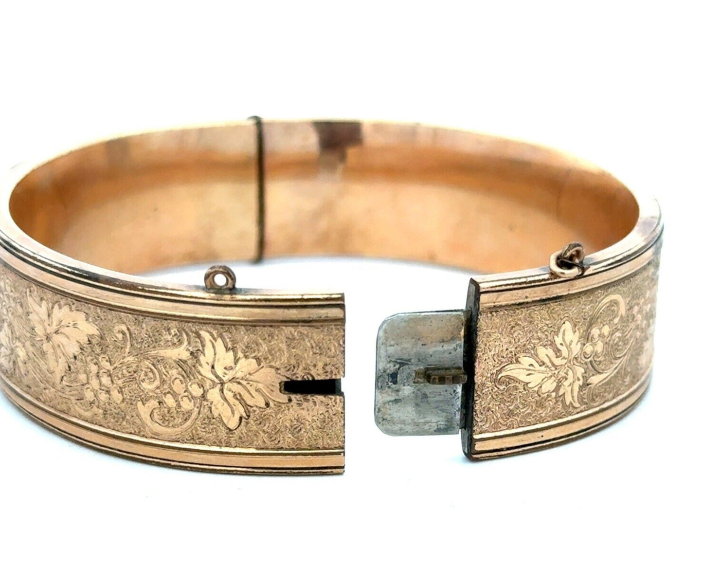 Vintage BBCO Gold Tone Grape Vine Textured Hinged Oval Bangle Bracelet