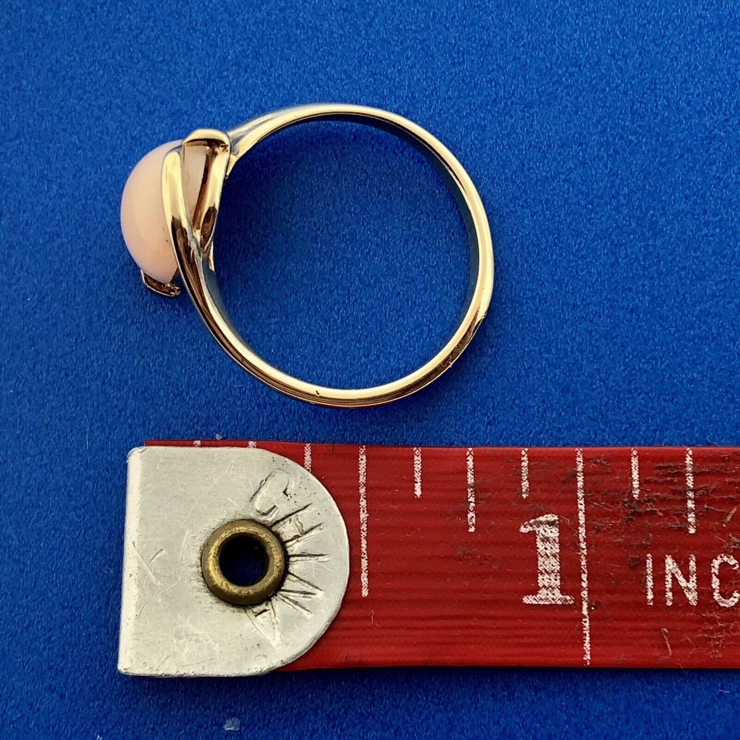 Vintage 14K Yellow Gold Oval Pink Coral Solitaire Cabochon Cocktail Ring