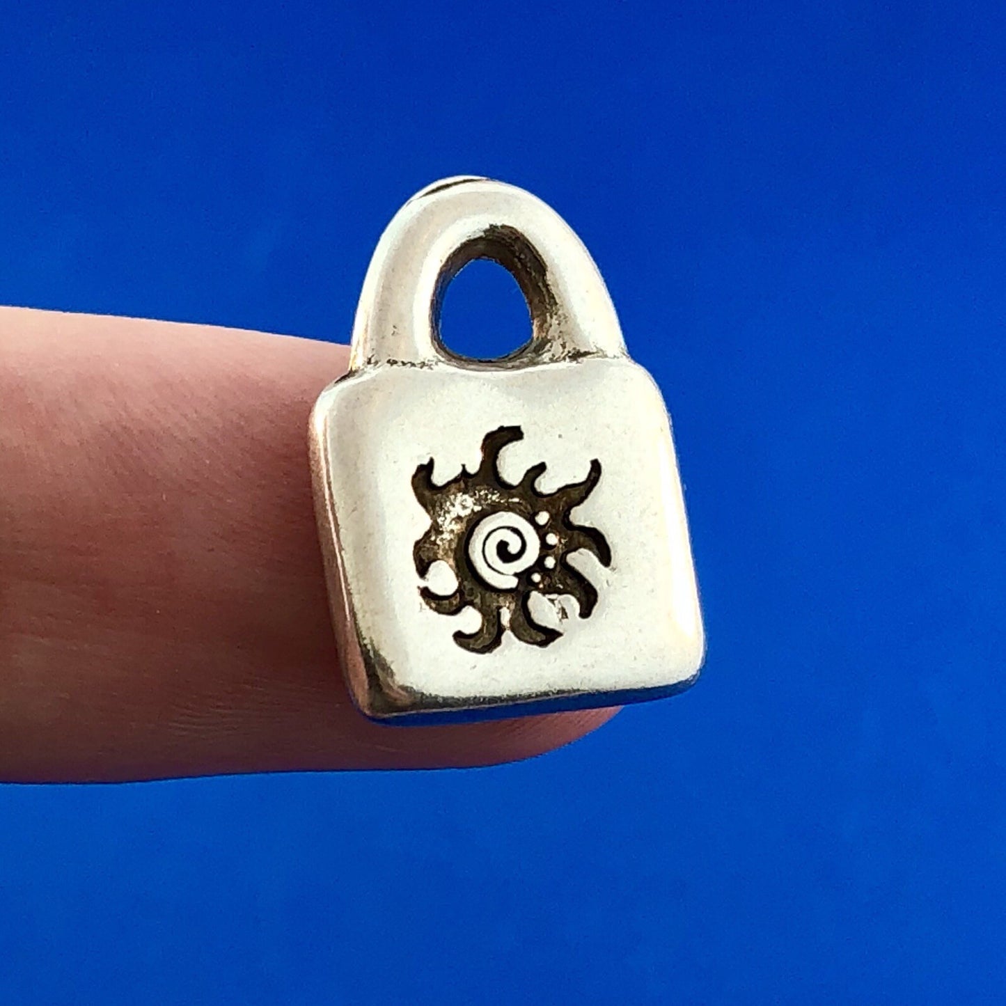 Designer Uno De 50 Silver Tone Sun Burst Purse Lock Charm Pendant
