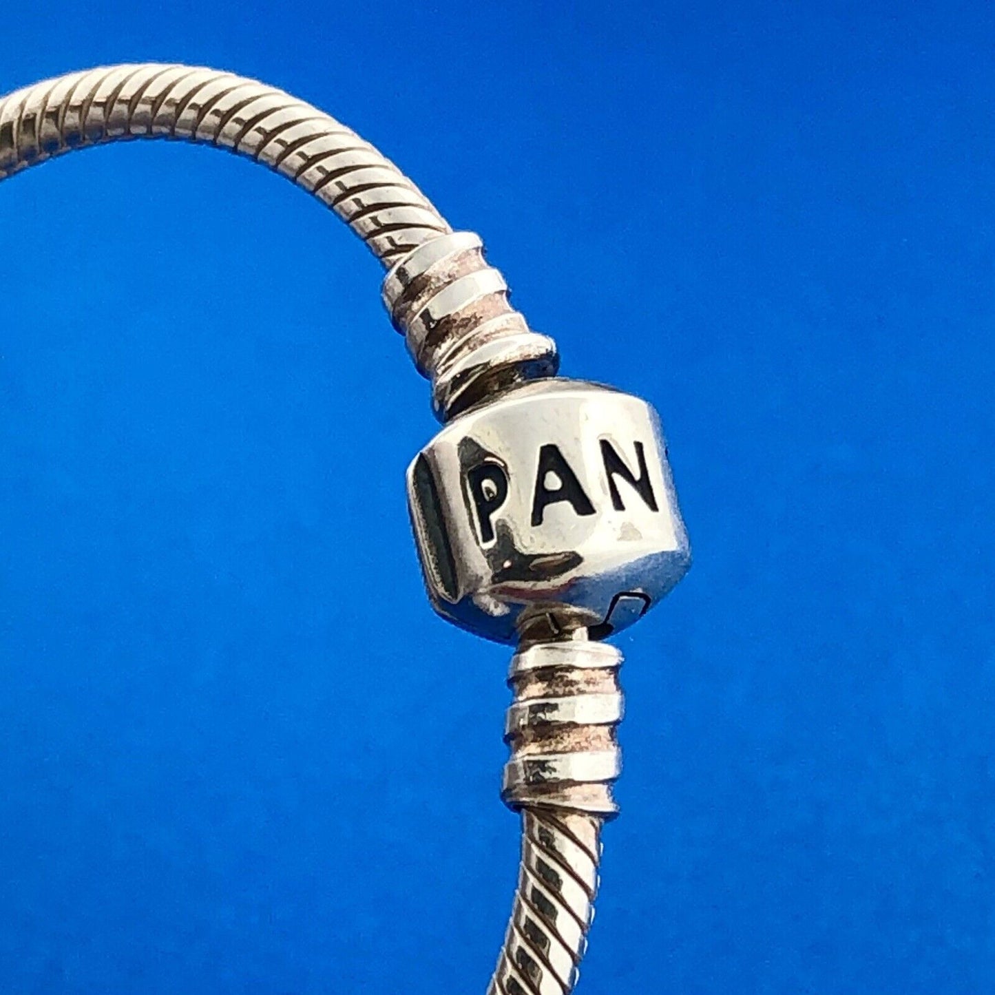 Authentic PANDORA Moments 590702 Sterling Silver Iconic Barrel Charm Bracelet