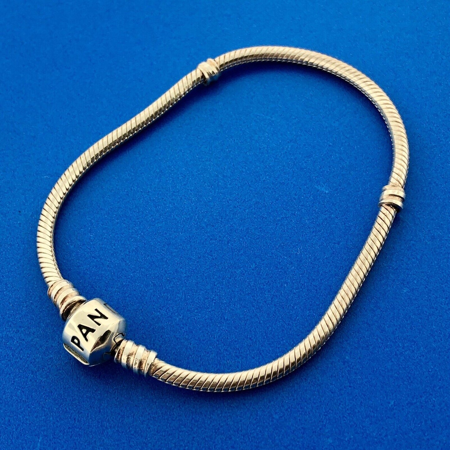 Authentic PANDORA Moments 590702 Sterling Silver Iconic Barrel Charm Bracelet