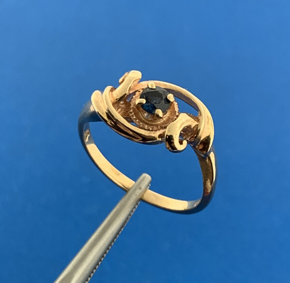 Vintage 10K Yellow Gold Sapphire Solitaire Scroll Knot September Ring
