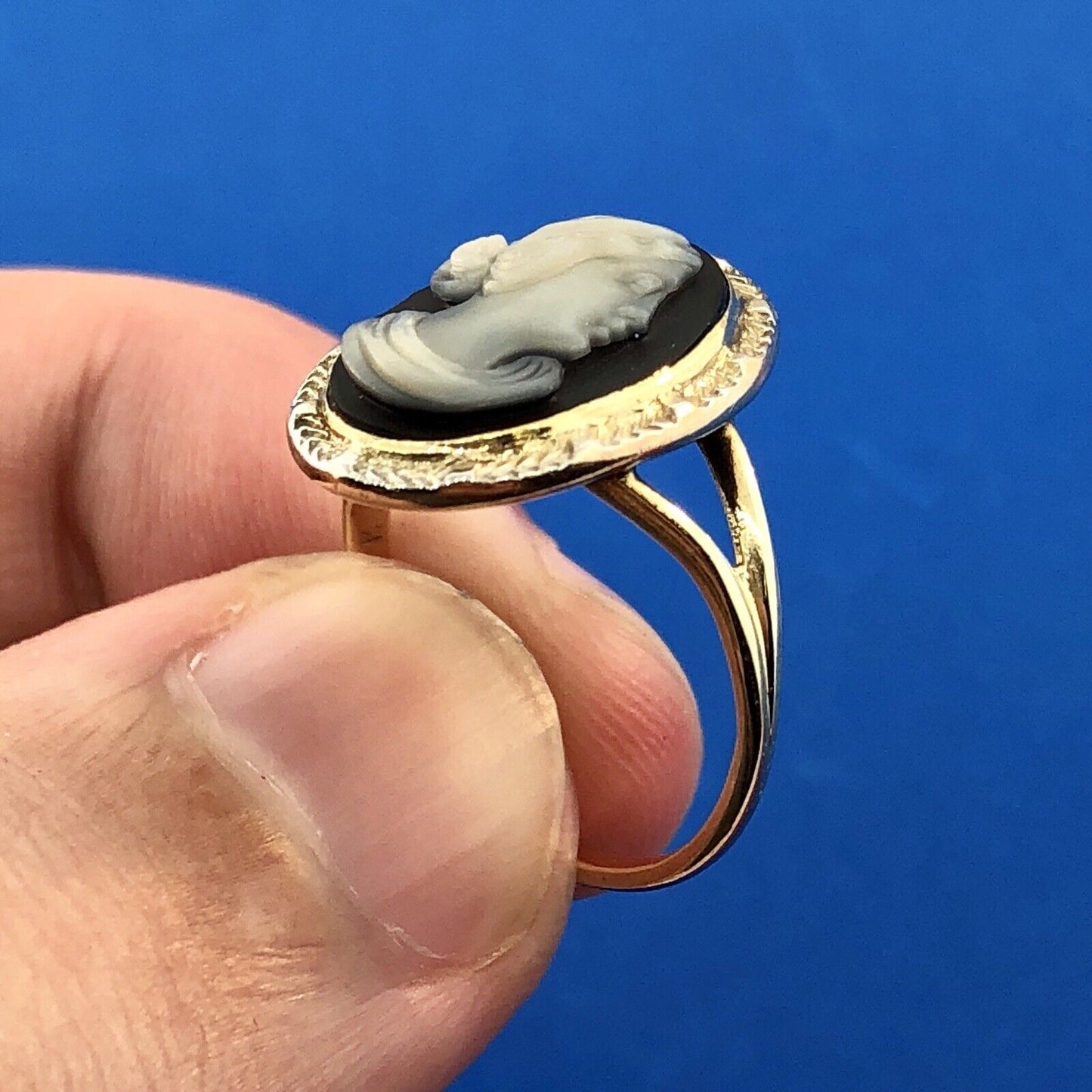 Victorian Edwardian 10K Yellow Gold Oval Black White Onyx Carved Cameo Ring