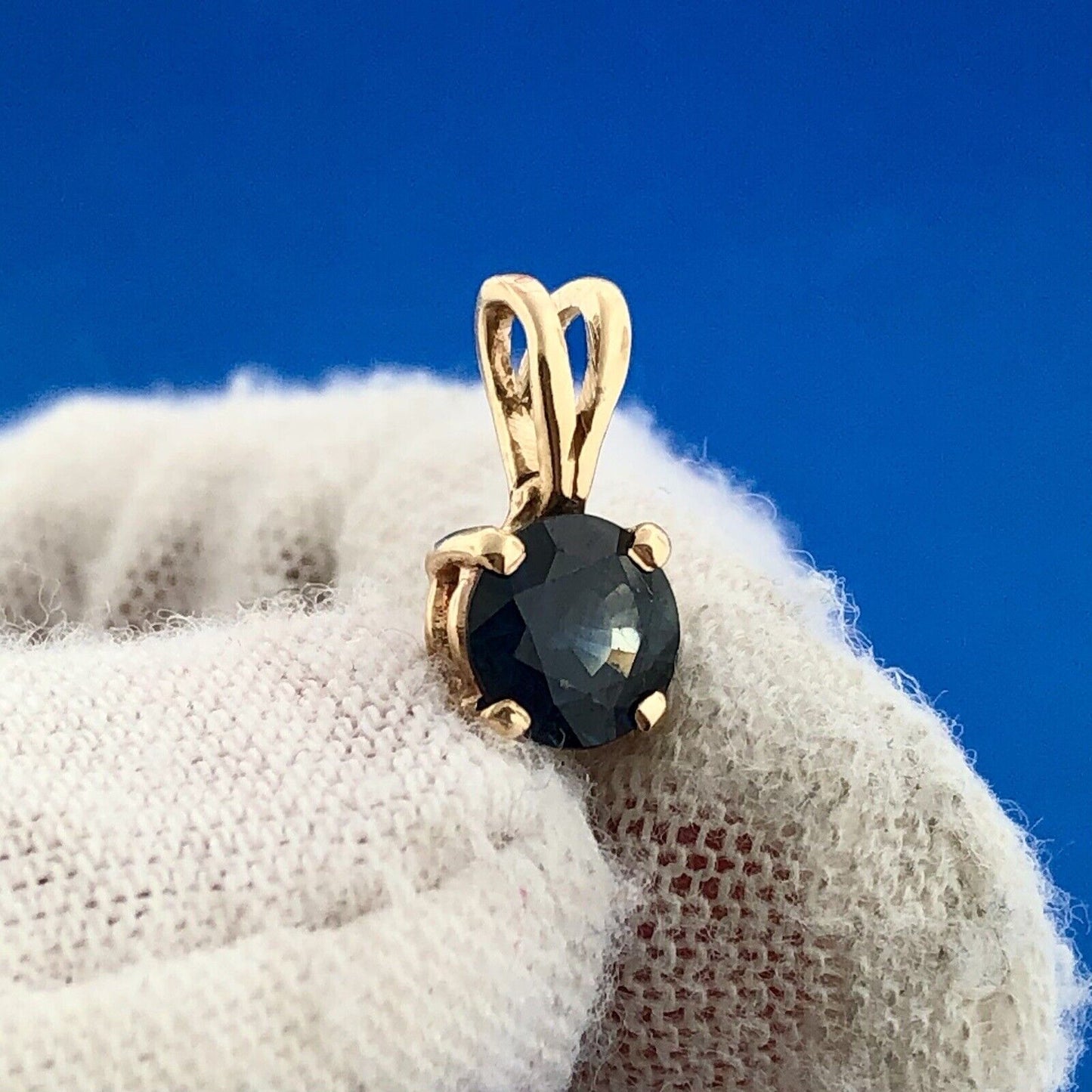 14k Yellow Gold Ladies 1.05 Carat Round Blue Sapphire Pendant