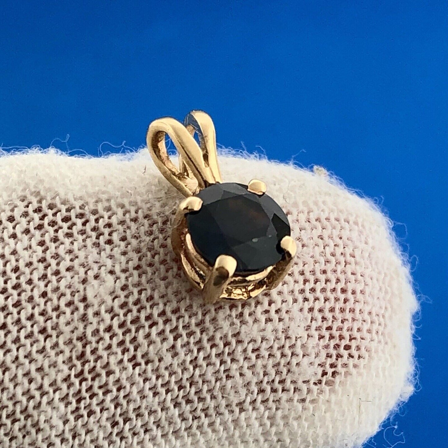 14k Yellow Gold Ladies 1.05 Carat Round Blue Sapphire Pendant