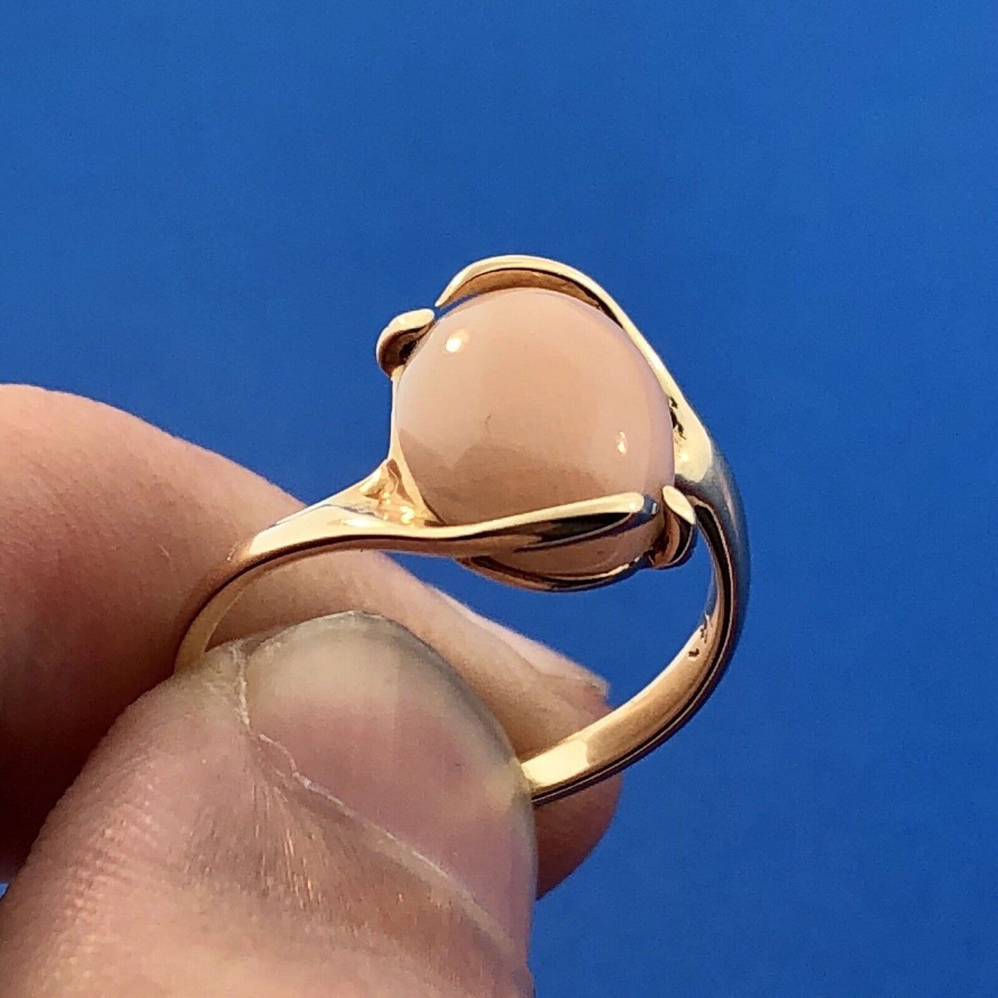 Vintage 14K Yellow Gold Oval Pink Coral Solitaire Cabochon Cocktail Ring