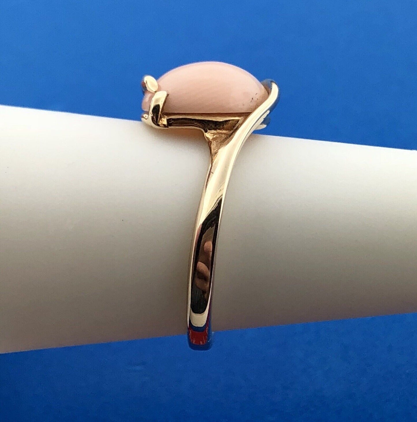 Vintage 14K Yellow Gold Oval Pink Coral Solitaire Cabochon Cocktail Ring