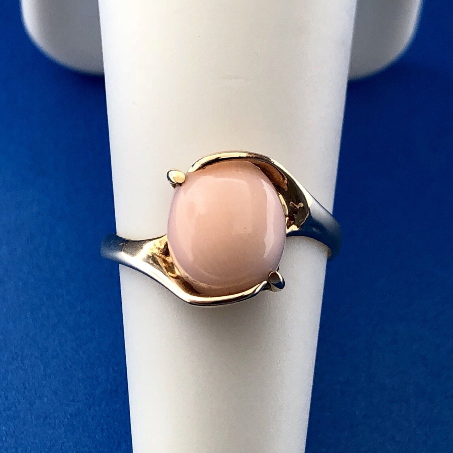 Vintage 14K Yellow Gold Oval Pink Coral Solitaire Cabochon Cocktail Ring
