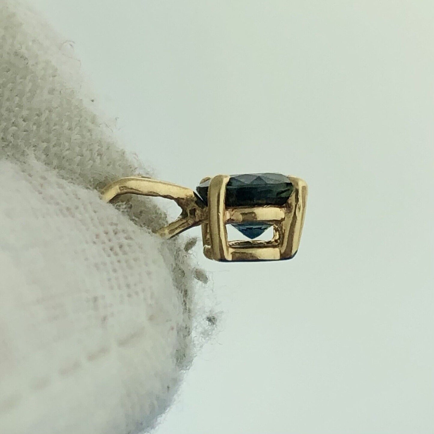 14k Yellow Gold Ladies 1.05 Carat Round Blue Sapphire Pendant