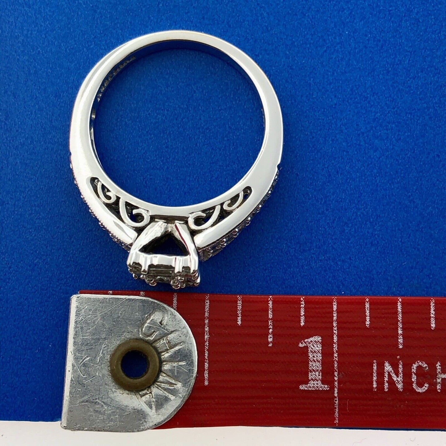 14k White Gold Keepsake Ring with Intricate Diamond Design Size 7