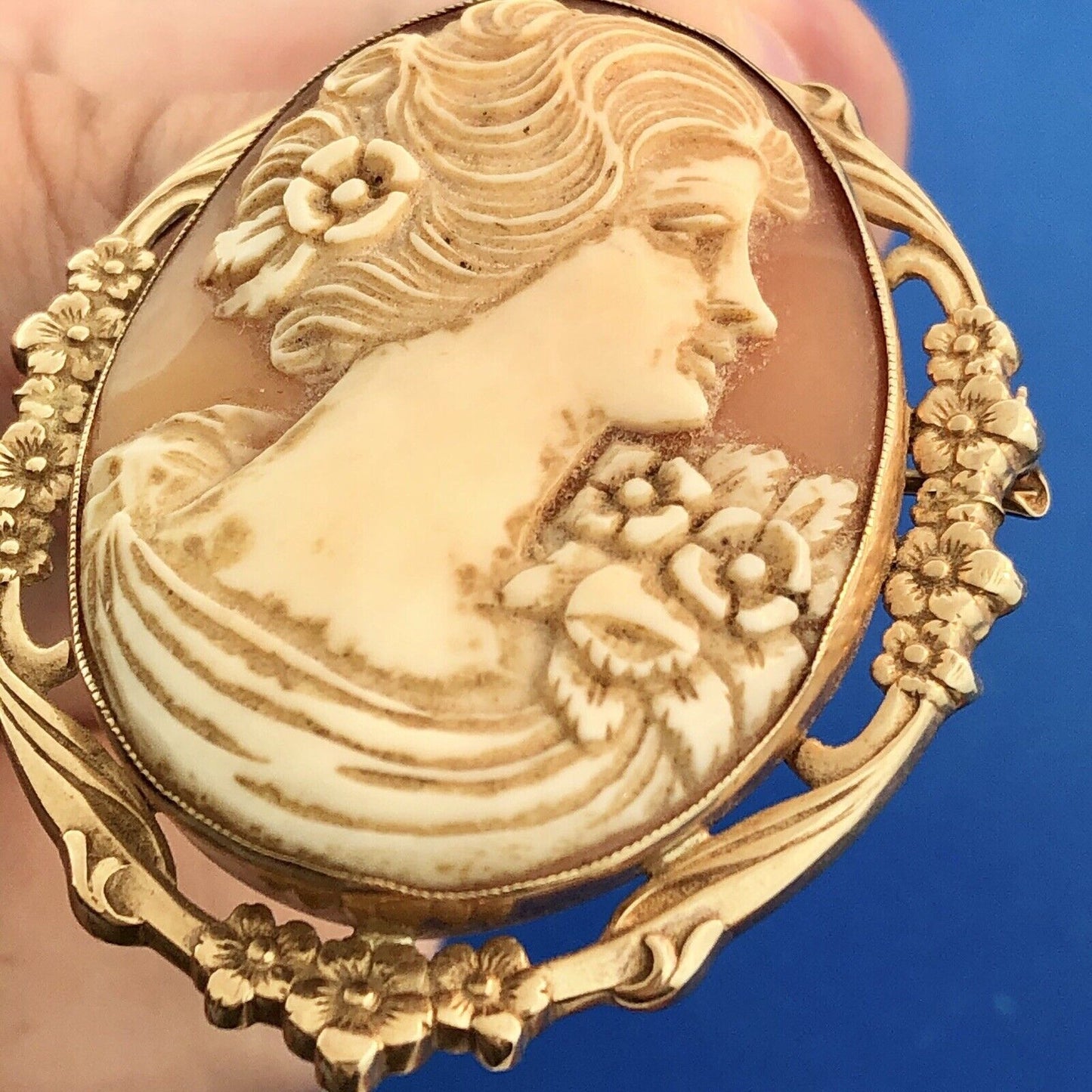 Victorian 10K Yellow Gold Oval Carved Cameo Floral Statement Brooch Pendant