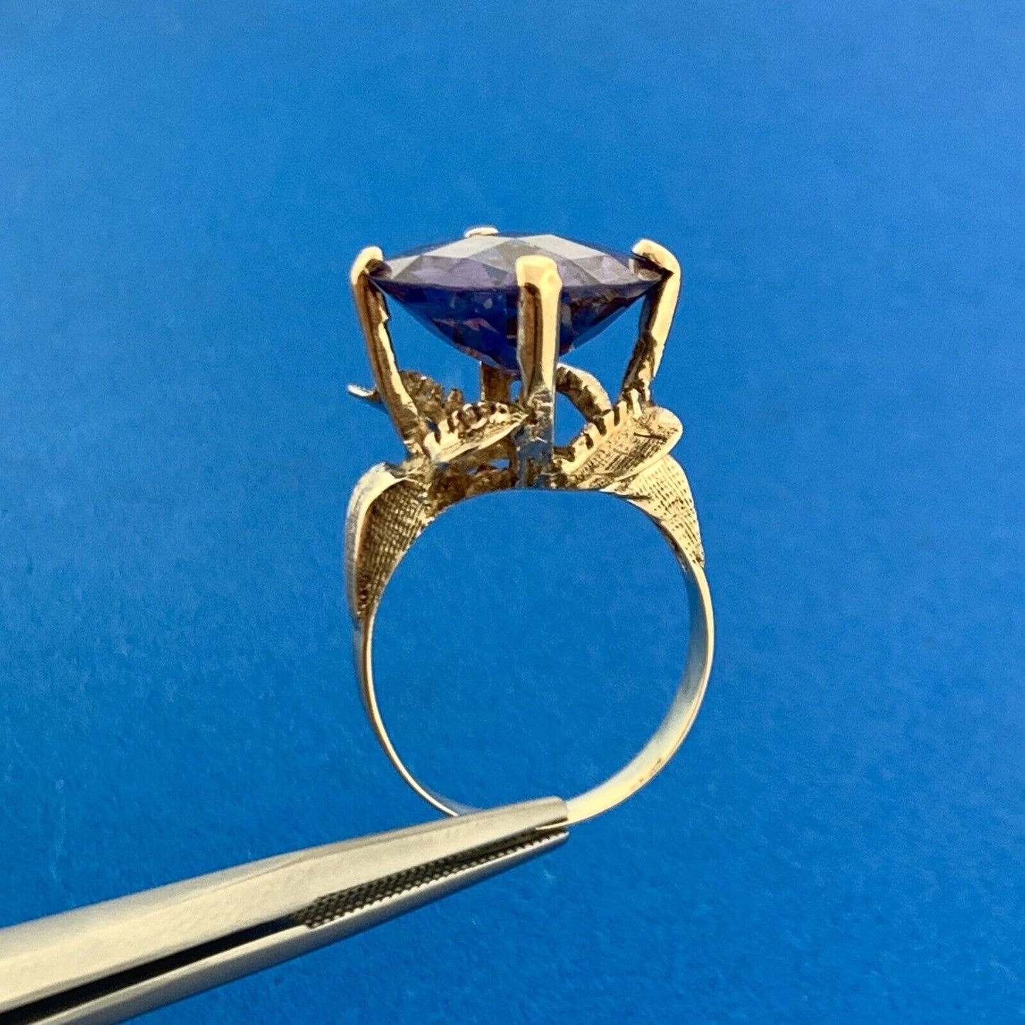 Vintage 14K Yellow Gold Round Cushion Purple Sapphire Solitaire Statement Ring
