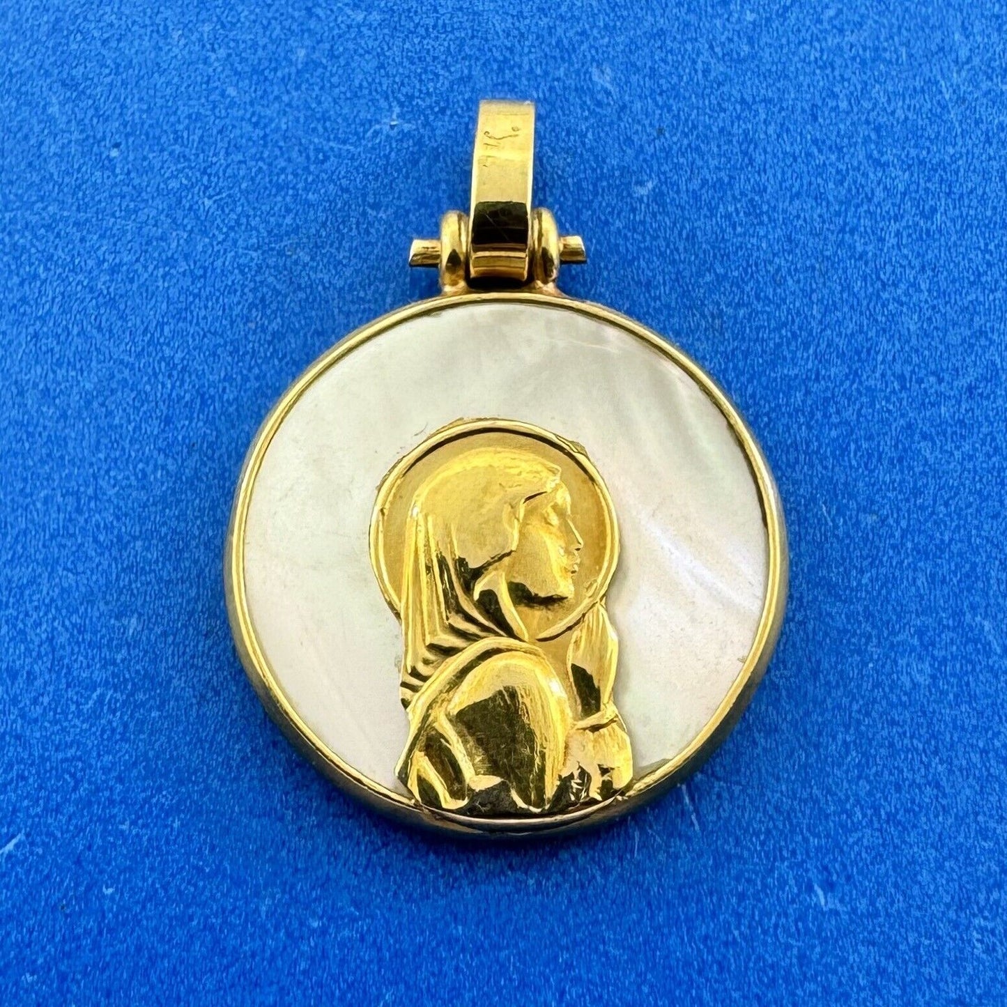 Vintage 14K Yellow Gold Mother Of Pearl Praying Girl Mary Round Pendant