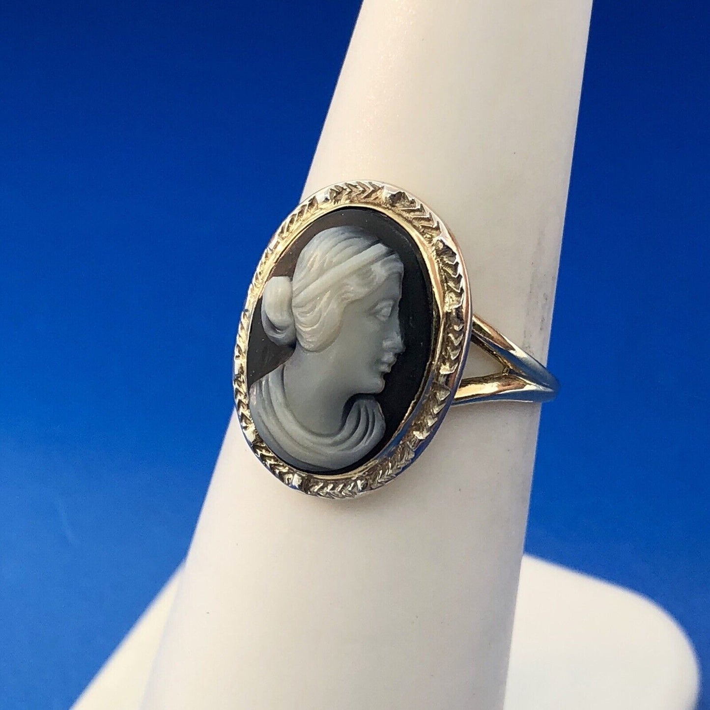 Victorian Edwardian 10K Yellow Gold Oval Black White Onyx Carved Cameo Ring