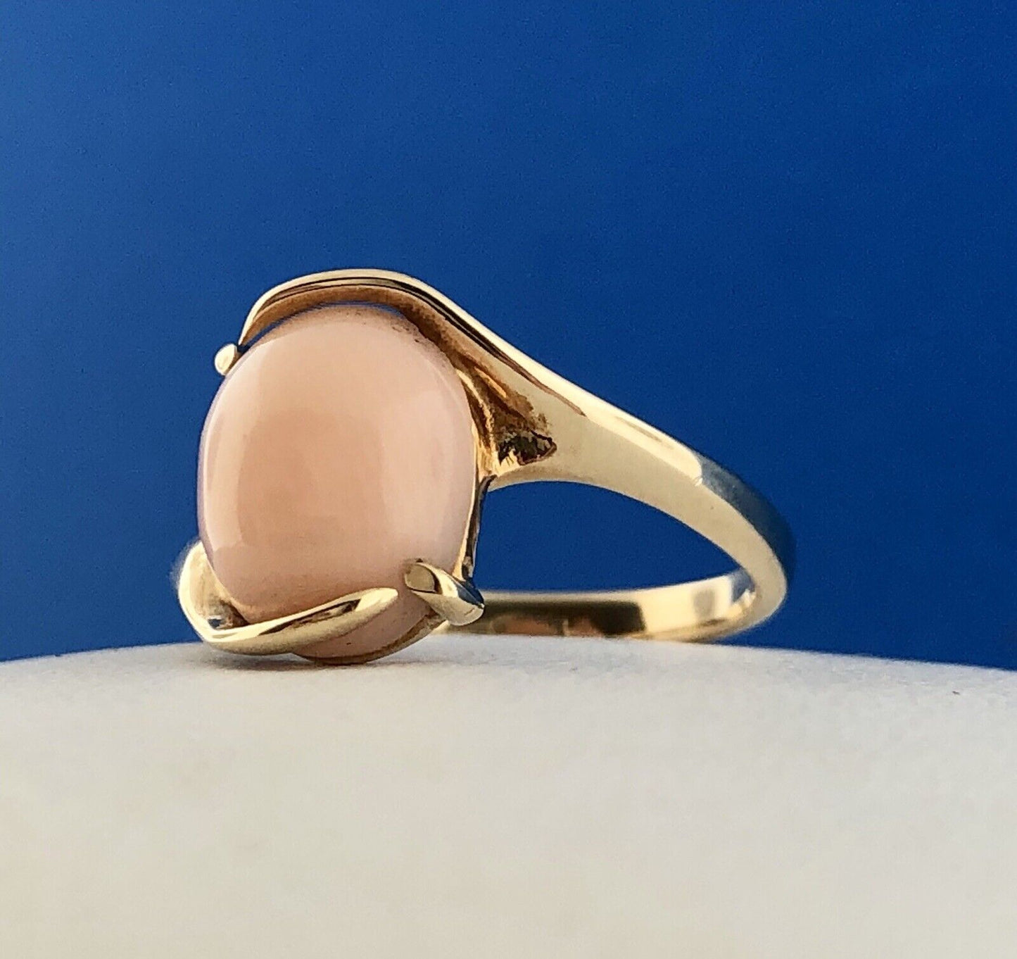Vintage 14K Yellow Gold Oval Pink Coral Solitaire Cabochon Cocktail Ring