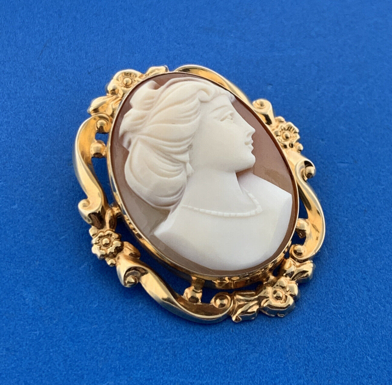 Estate 14K Yellow Gold Carved Cameo Floral Scroll Bezel Pin Brooch Pendant