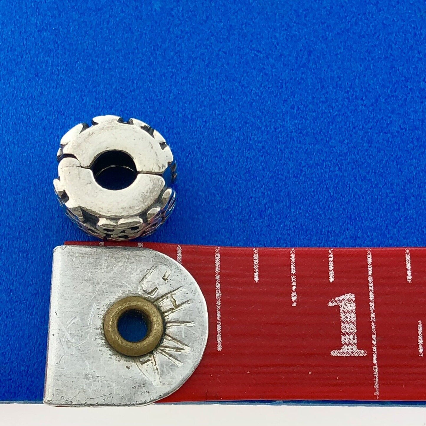 Authentic PANDORA Moments 925 Sterling Silver Serpentine Swirl Clip Charm 790338