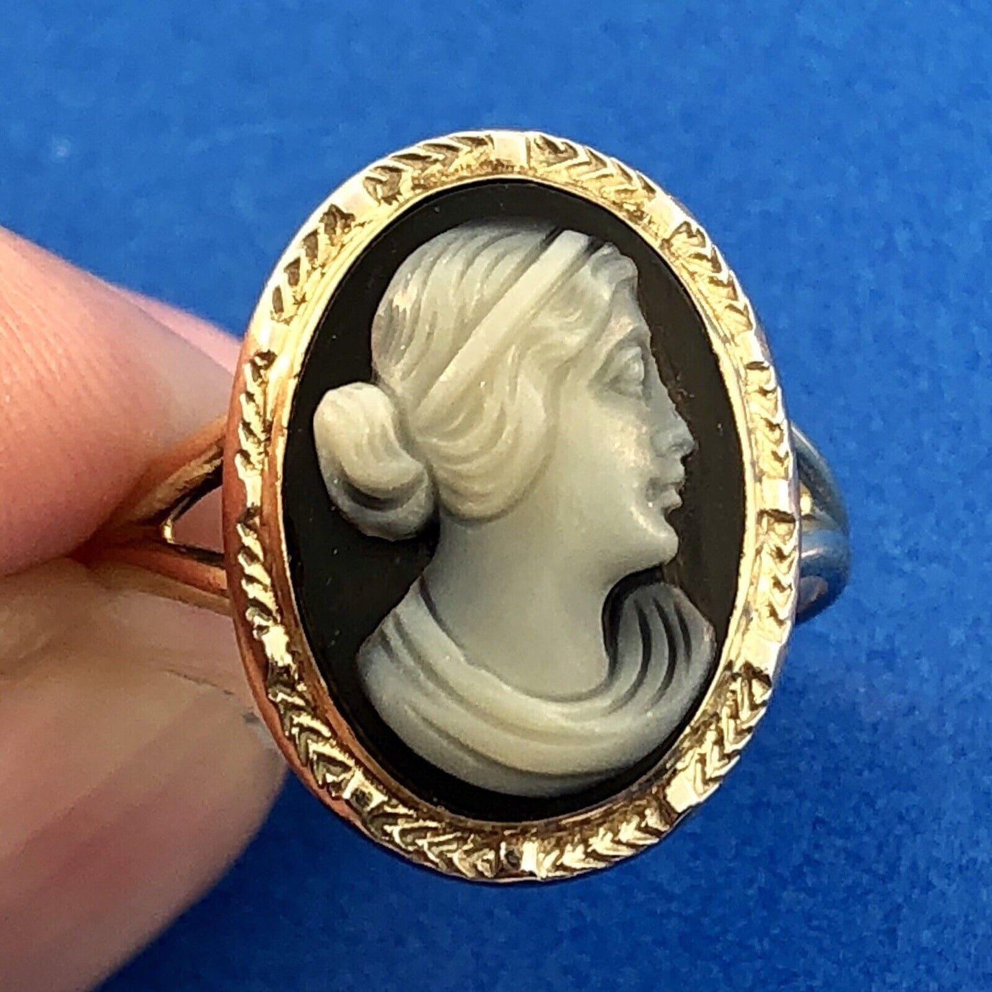 Victorian Edwardian 10K Yellow Gold Oval Black White Onyx Carved Cameo Ring