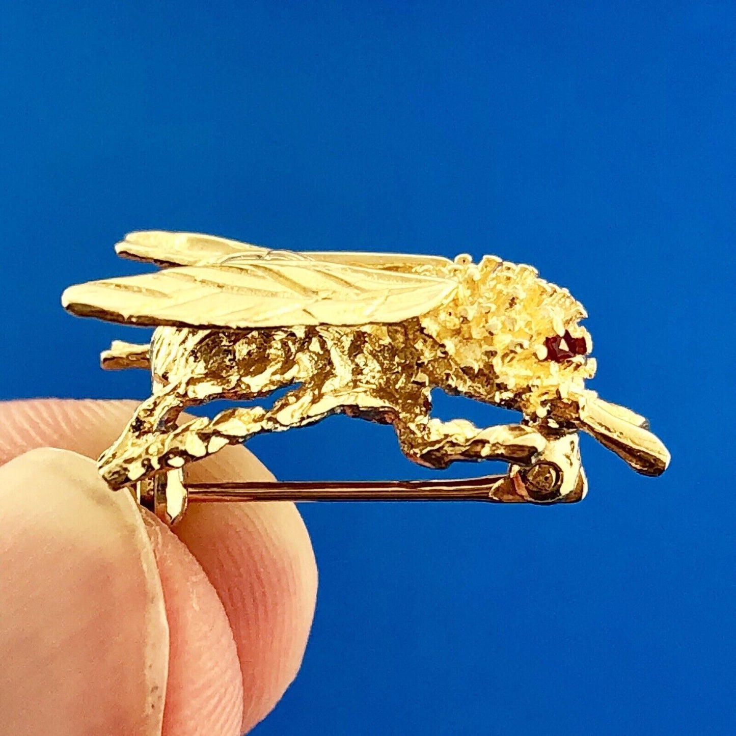 14K Yellow Gold Ruby Eyes Bee Pendant Flying Bug Vintage Lapel Scarf Pin