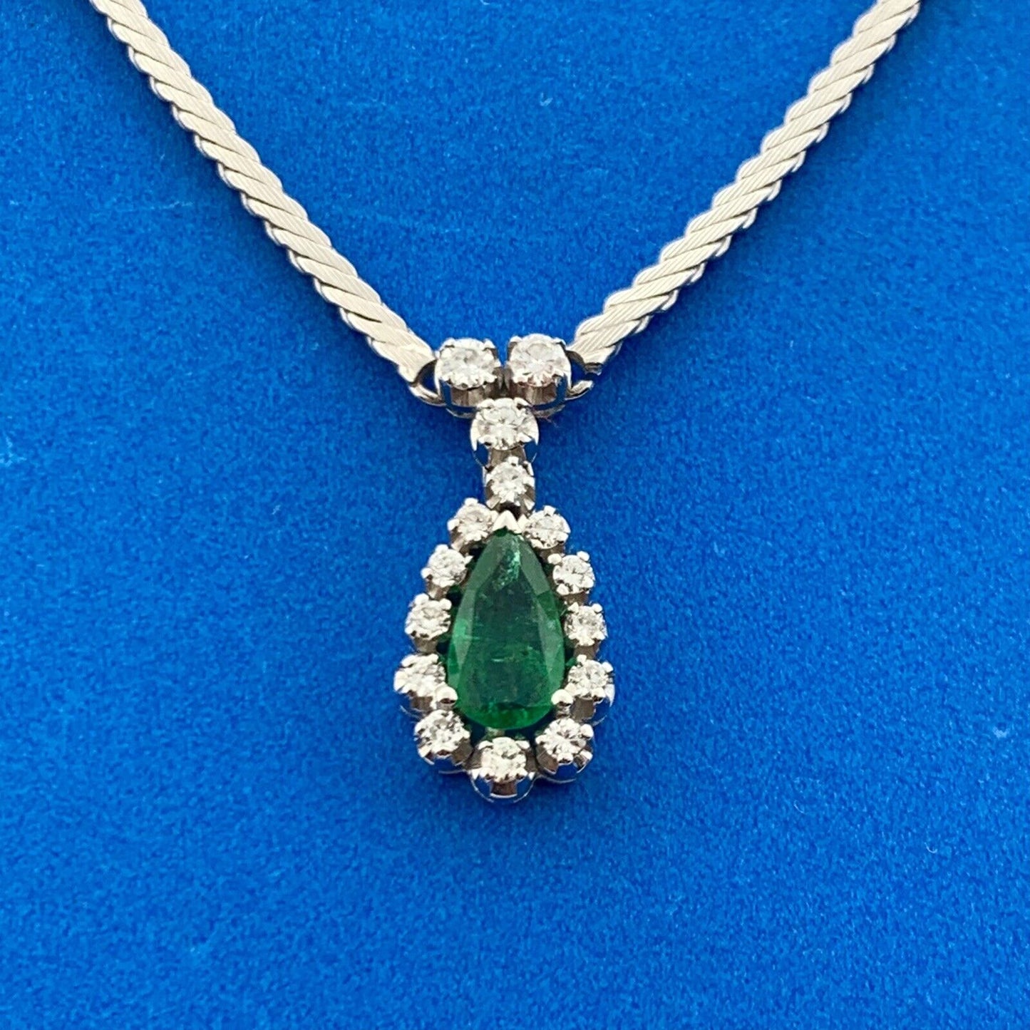 Gorgeous 18k White Gold Pear Cut Emerald Diamond Round Accent 16" Chain Necklace