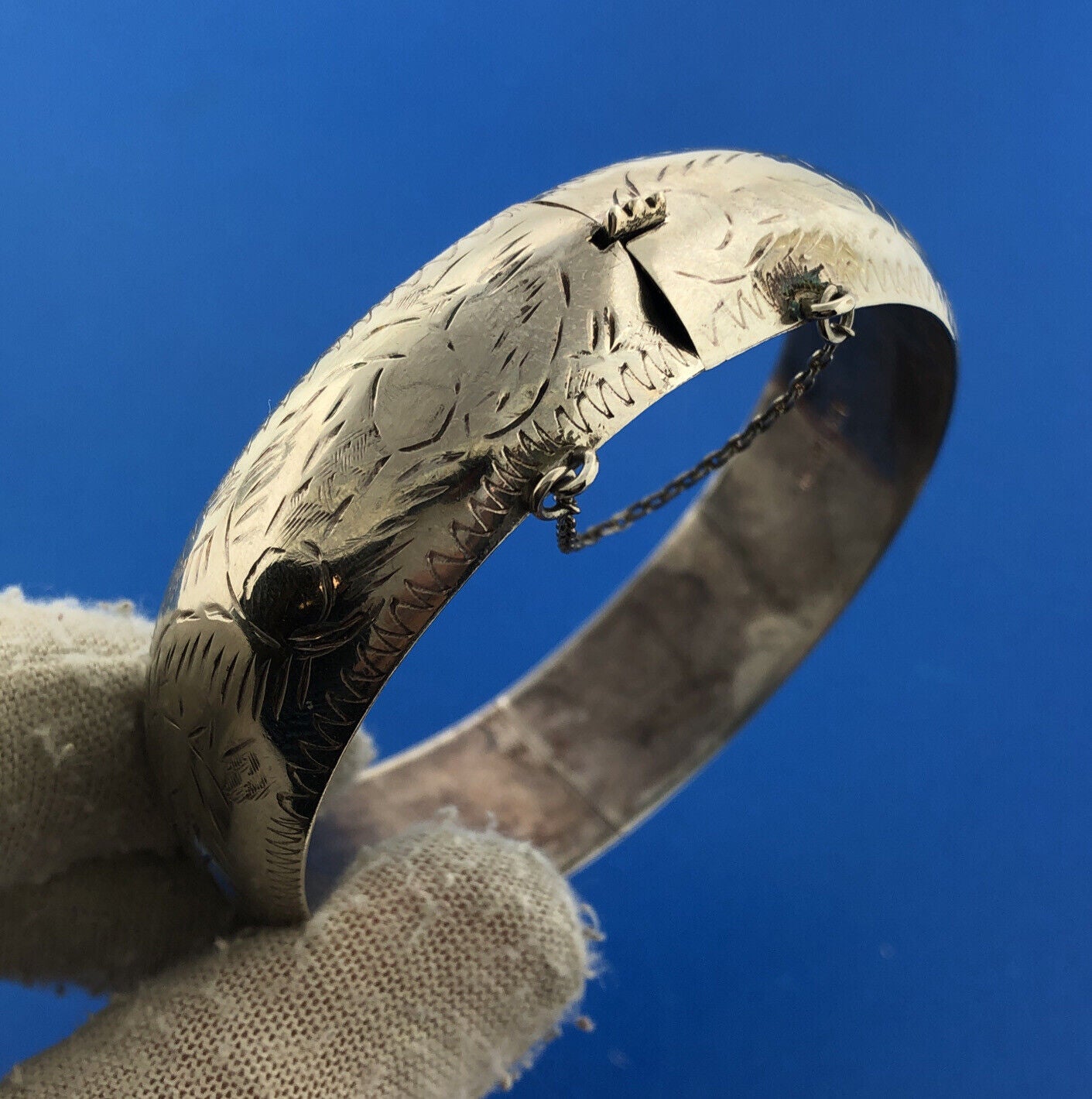 Designer HAN 925 Sterling Silver Etched Floral Scroll Hinged Bangle Bracelet