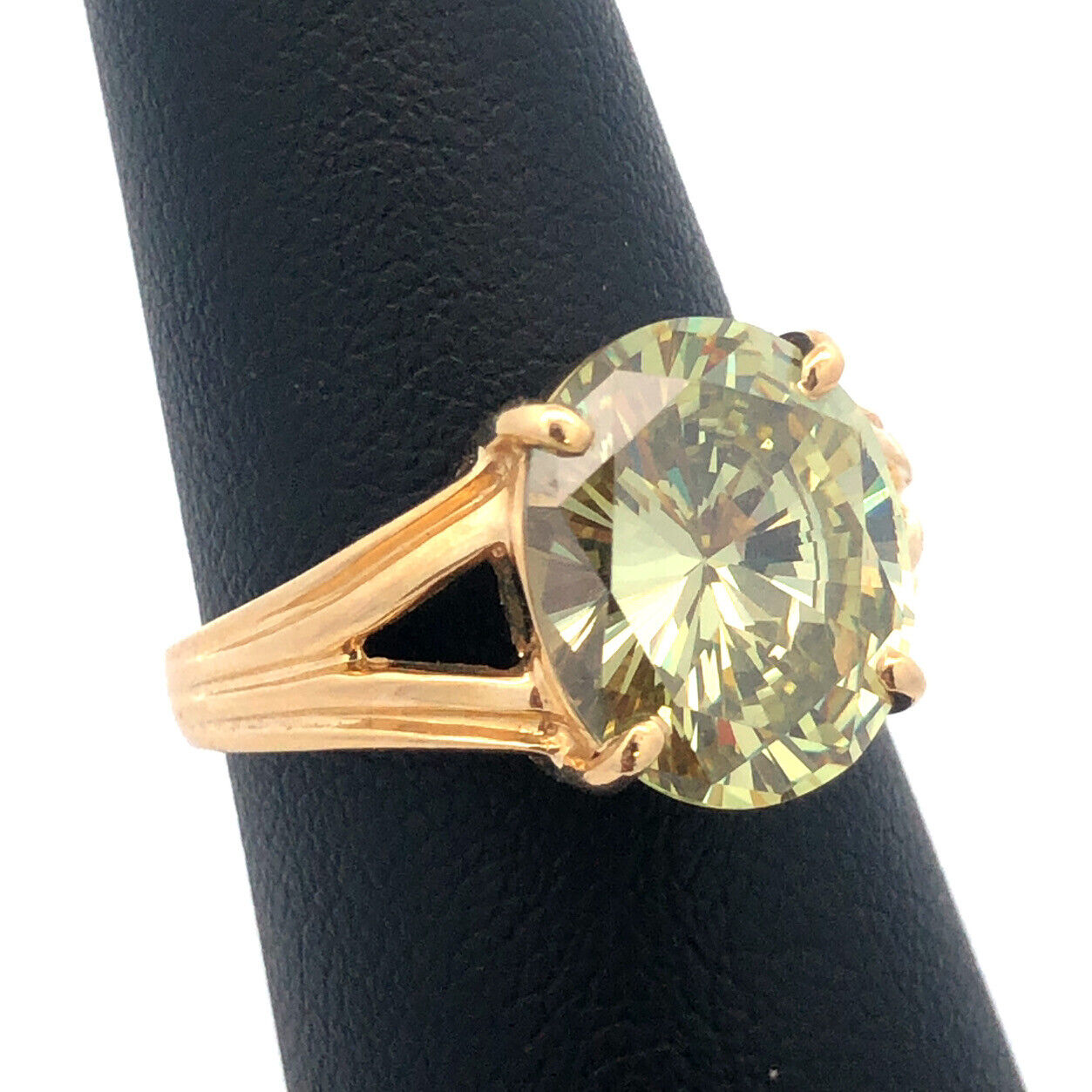 Gorgeous 14k Yellow Gold Oval Cut Green Peridot August Anniversary Ring Size 6.5