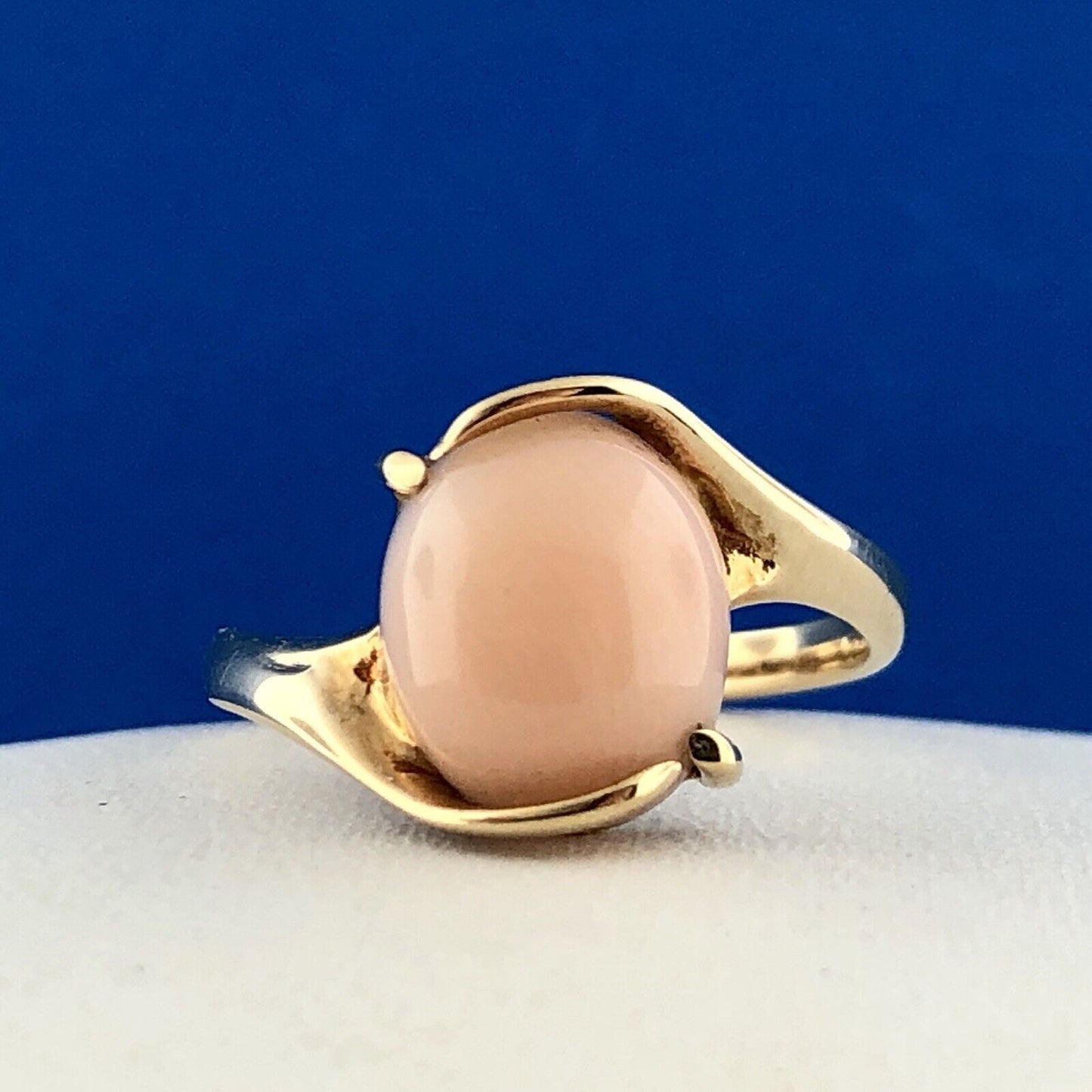 Vintage 14K Yellow Gold Oval Pink Coral Solitaire Cabochon Cocktail Ring