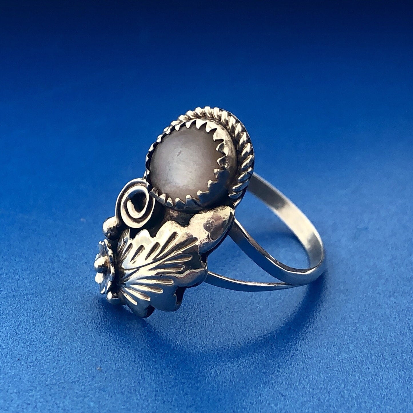 Vintage Sterling Silver 925 Mother Of Pearl Floral Vine Scroll Fashion Ring