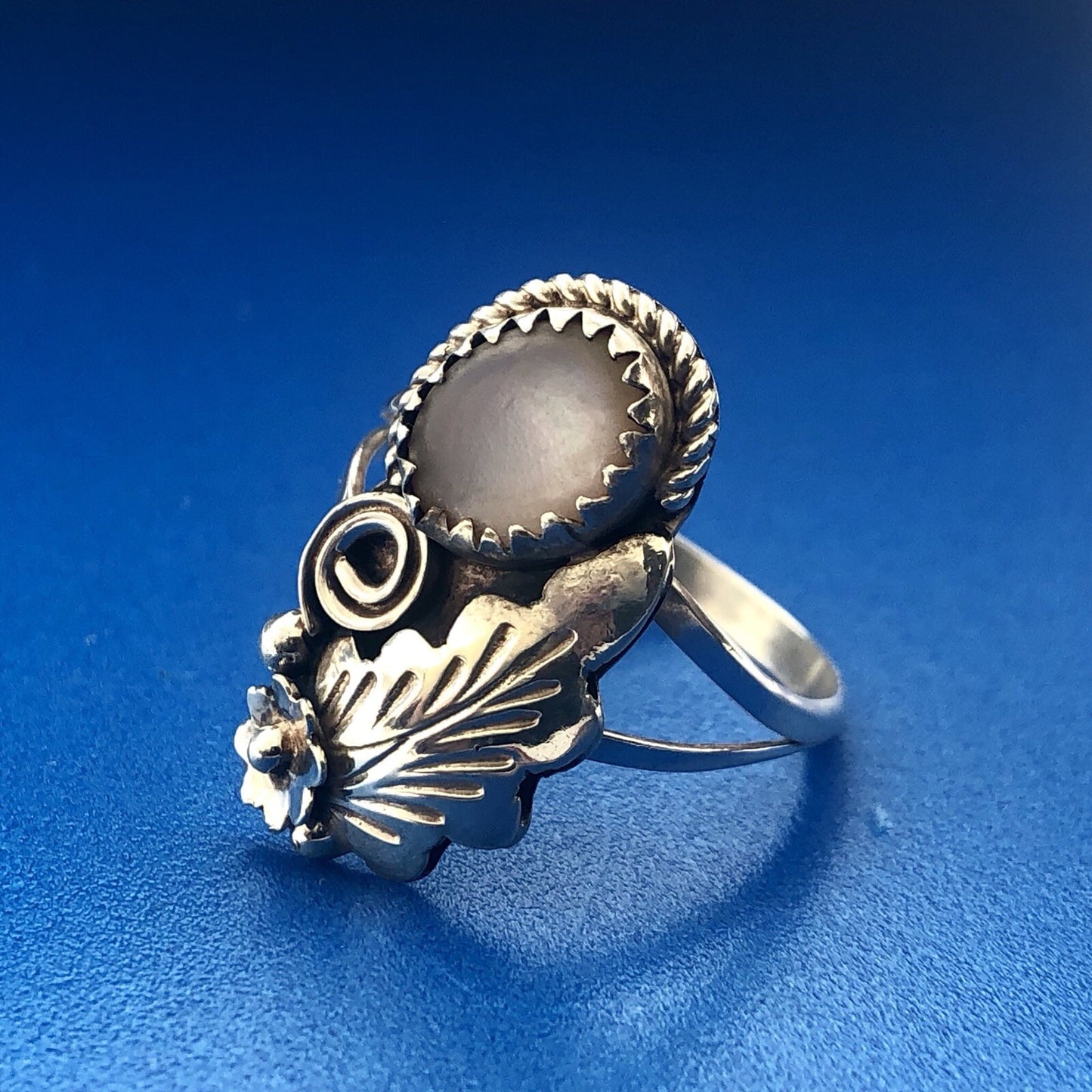 Vintage Sterling Silver 925 Mother Of Pearl Floral Vine Scroll Fashion Ring