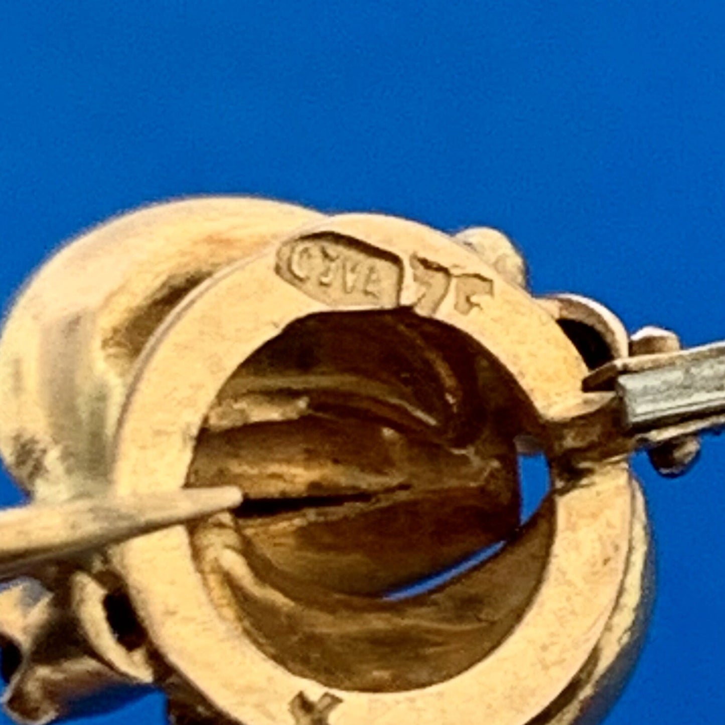 Vintage Hallmarked 18K 750 Yellow Gold Garnet Modernist Leverback Earrings