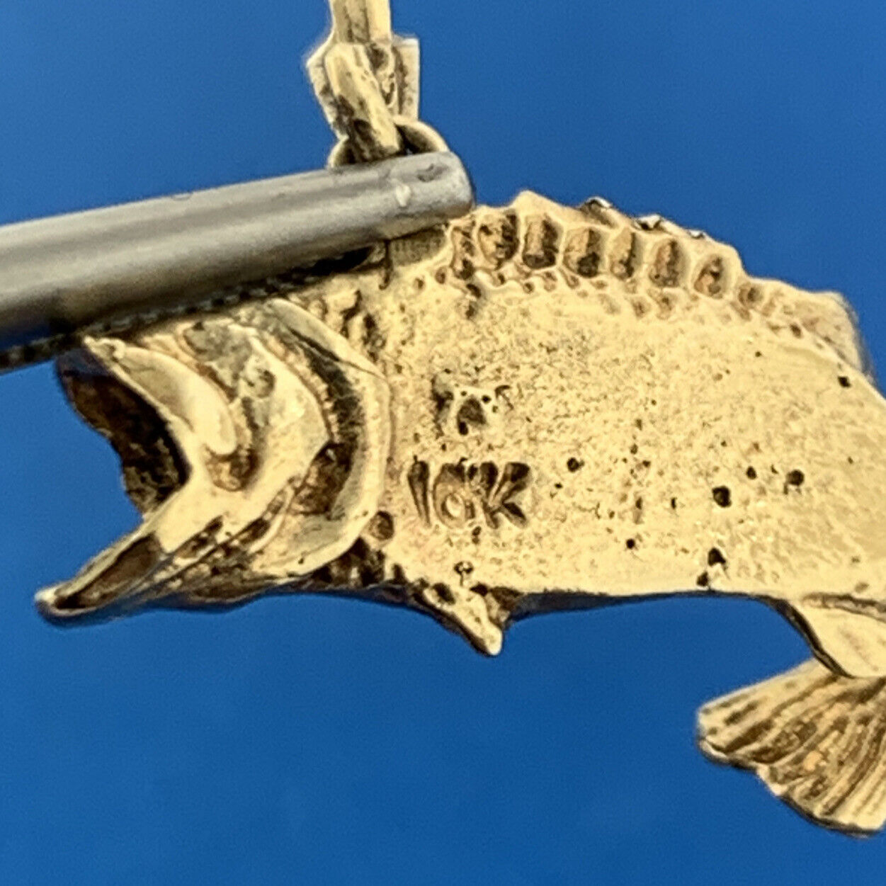 Vintage 10K Yellow Gold Emerald Textured Bass Koi Salmon Open Mouth Fish Pendant