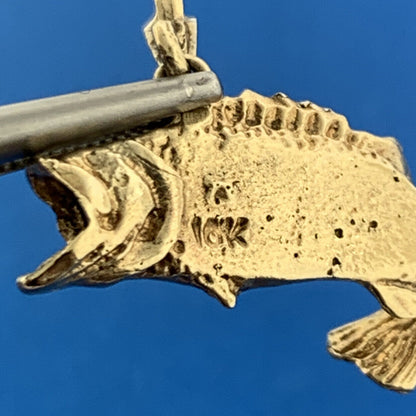 Vintage 10K Yellow Gold Emerald Textured Bass Koi Salmon Open Mouth Fish Pendant