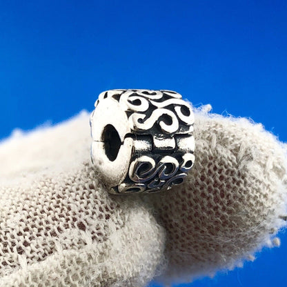 Authentic PANDORA Moments 925 Sterling Silver Serpentine Swirl Clip Charm 790338
