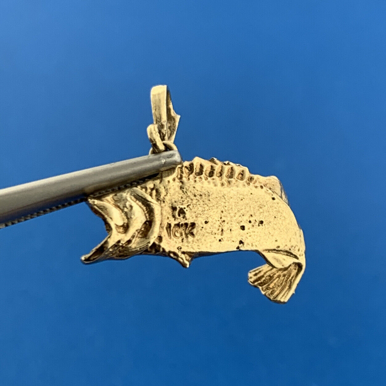 Vintage 10K Yellow Gold Emerald Textured Bass Koi Salmon Open Mouth Fish Pendant