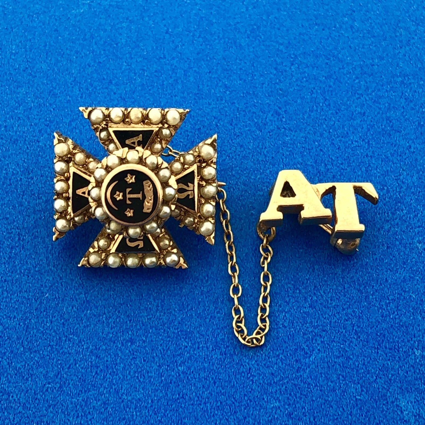 Vintage 10k Yellow Gold Enamel Shell Alpha Tau Omega  AT College Fraternity Pin